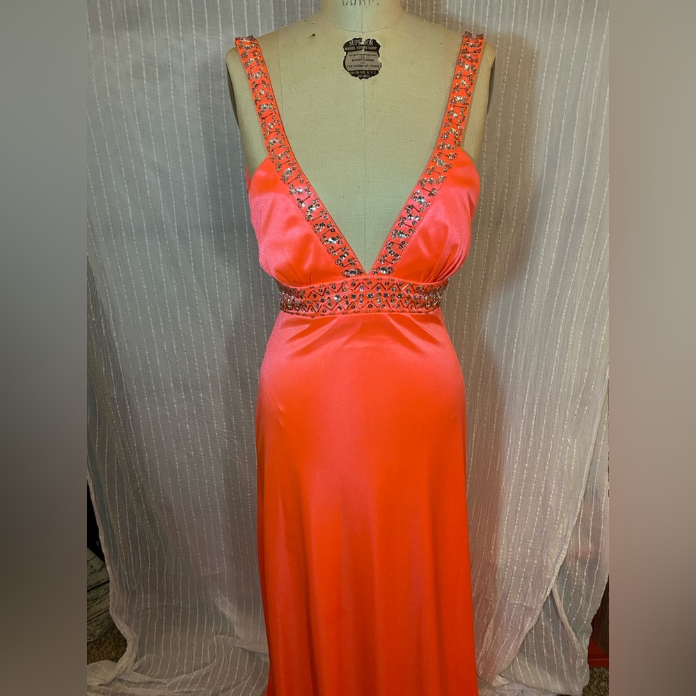 MORGAN & CO CORAL PROM DRESS WITH PLUNGING NECKLINE AND OPEN BACK SIZE 5/6